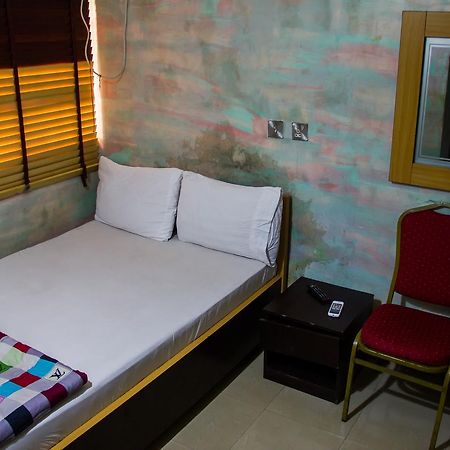 Glasshouse Hotel And Suites Egba Extérieur photo