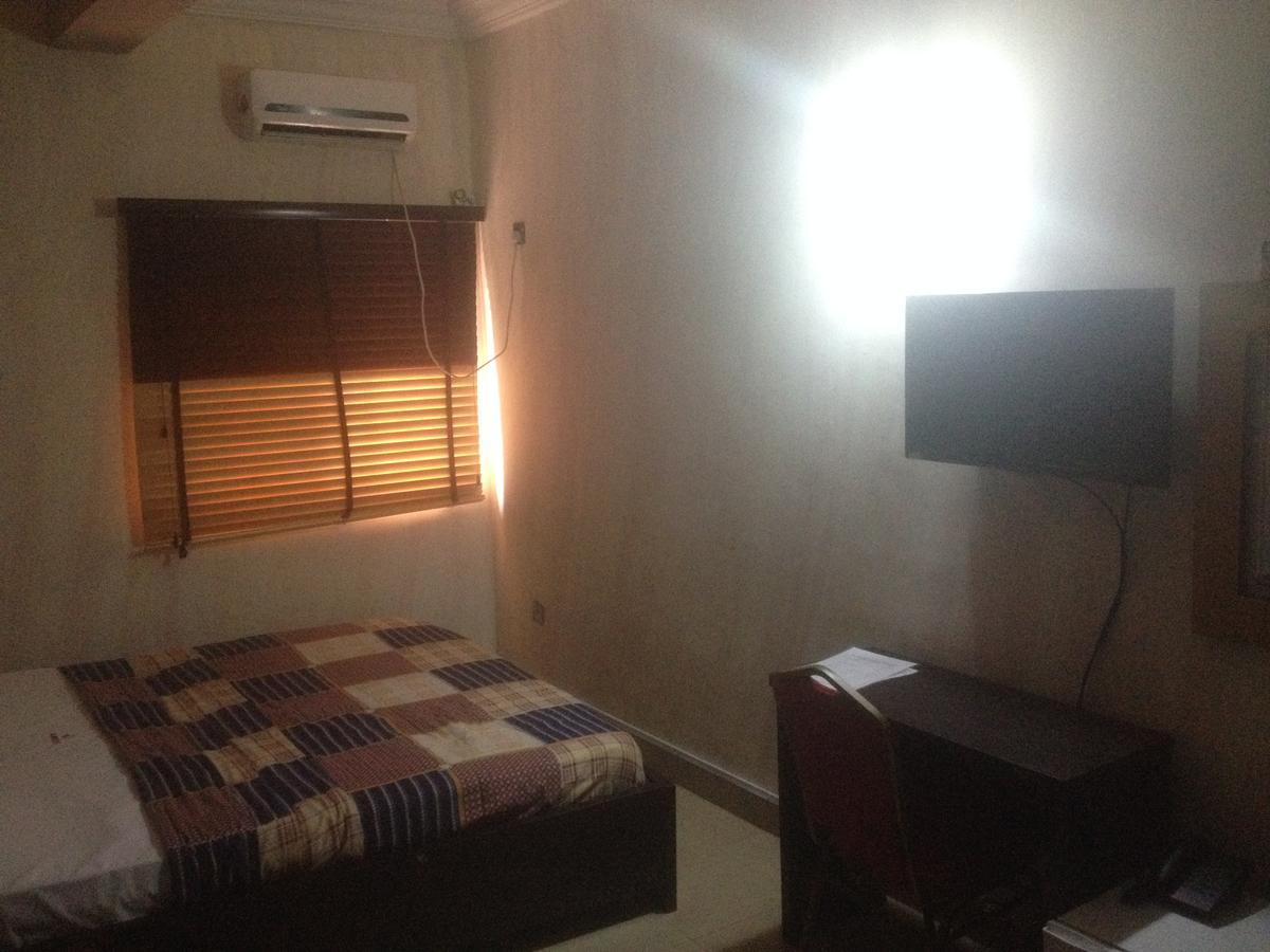 Glasshouse Hotel And Suites Egba Extérieur photo