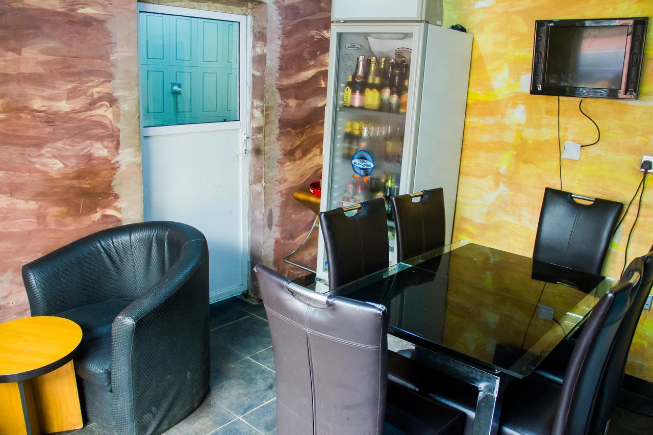 Glasshouse Hotel And Suites Egba Extérieur photo
