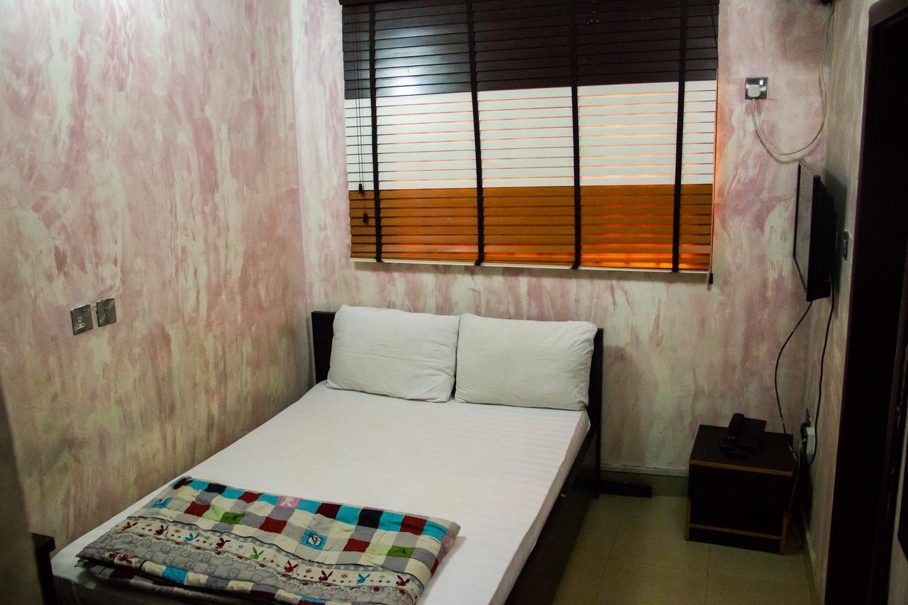 Glasshouse Hotel And Suites Egba Extérieur photo