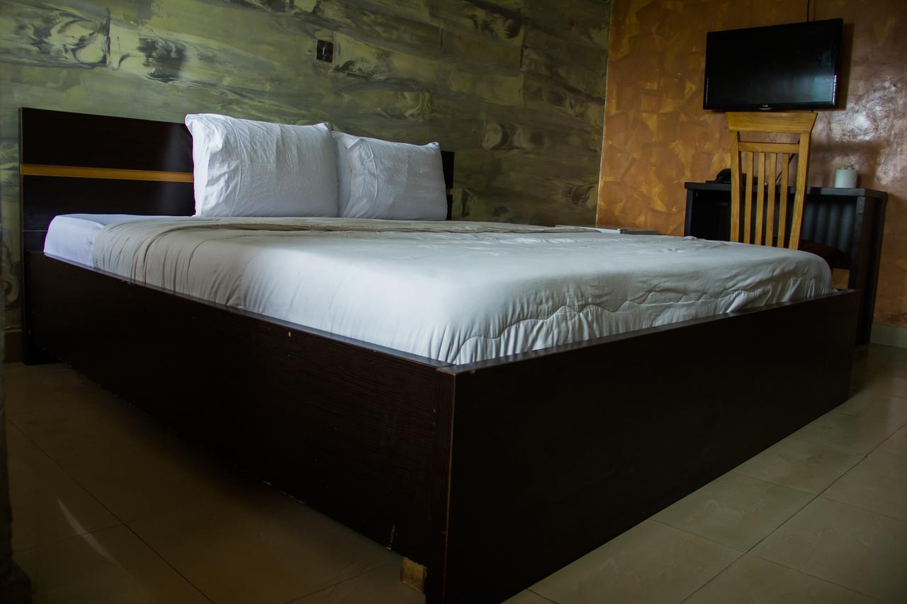 Glasshouse Hotel And Suites Egba Extérieur photo