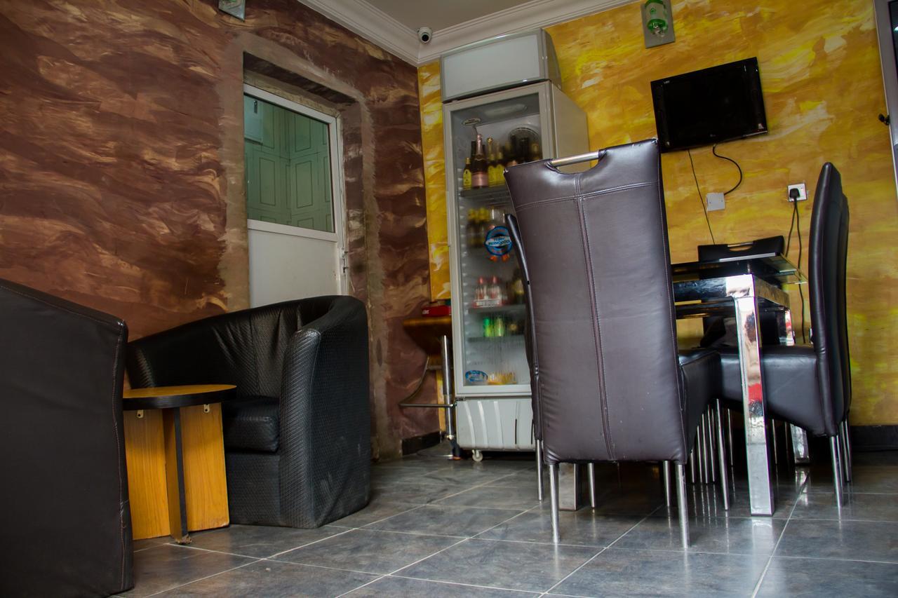 Glasshouse Hotel And Suites Egba Extérieur photo