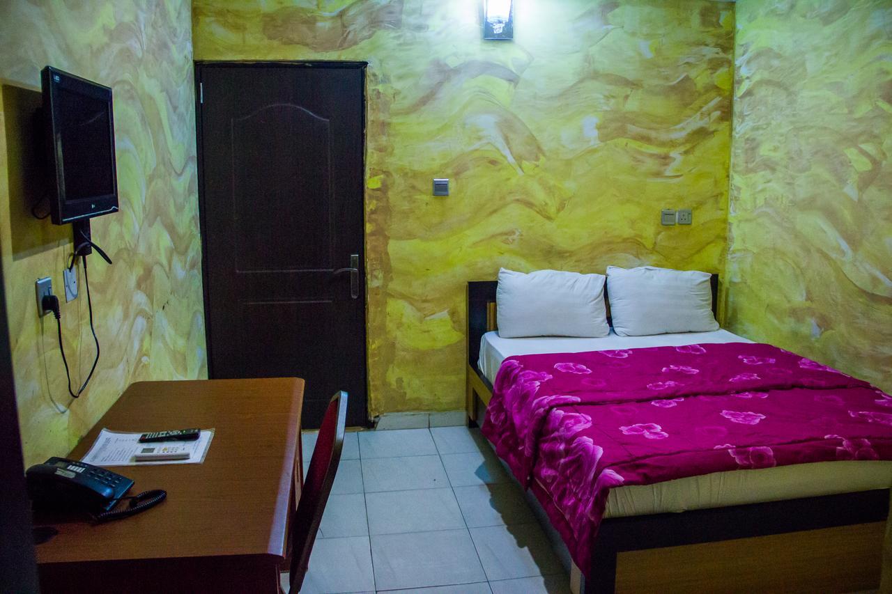 Glasshouse Hotel And Suites Egba Extérieur photo